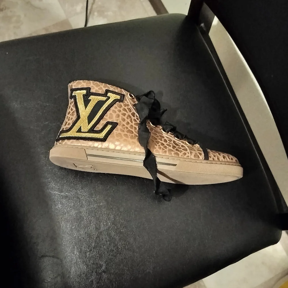  Louis Vuitton Women's Shiny Animal Print High-top Sneakers - Picture 4 of 4